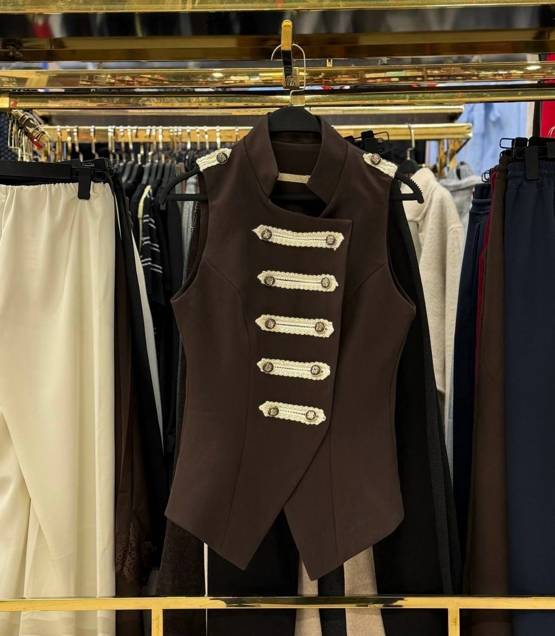 приталенная жилетка,военный жилет,жилет на пуговицах,женская жилетка,жилет