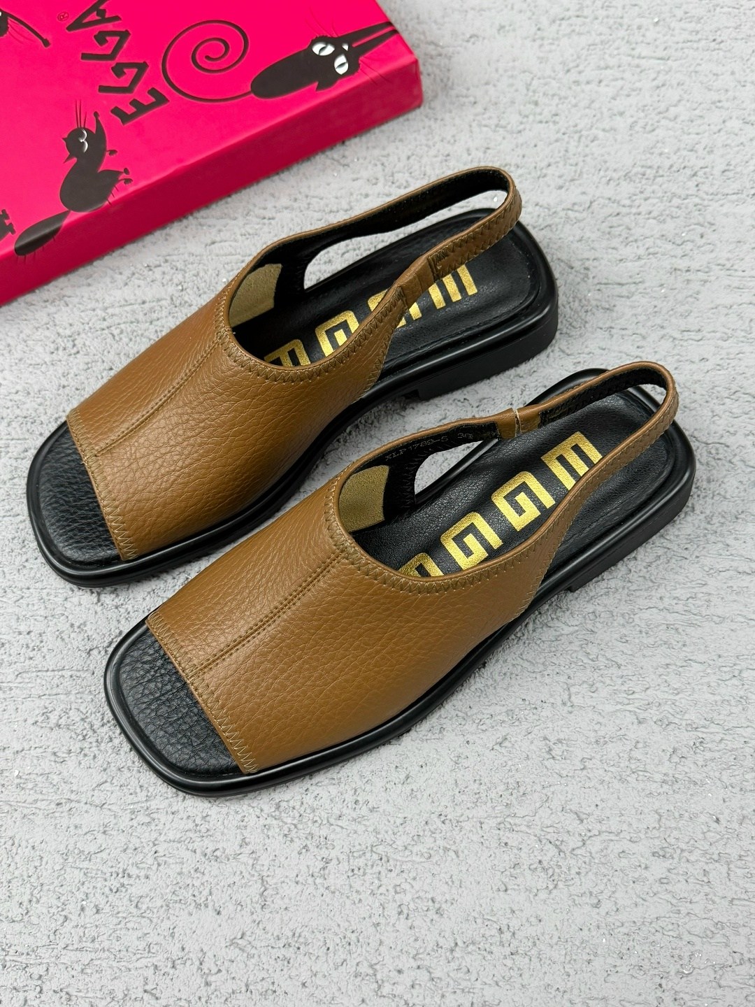 женские шлепанцы,тапочки кожаные,модные тапочки,модные шлепанцы,