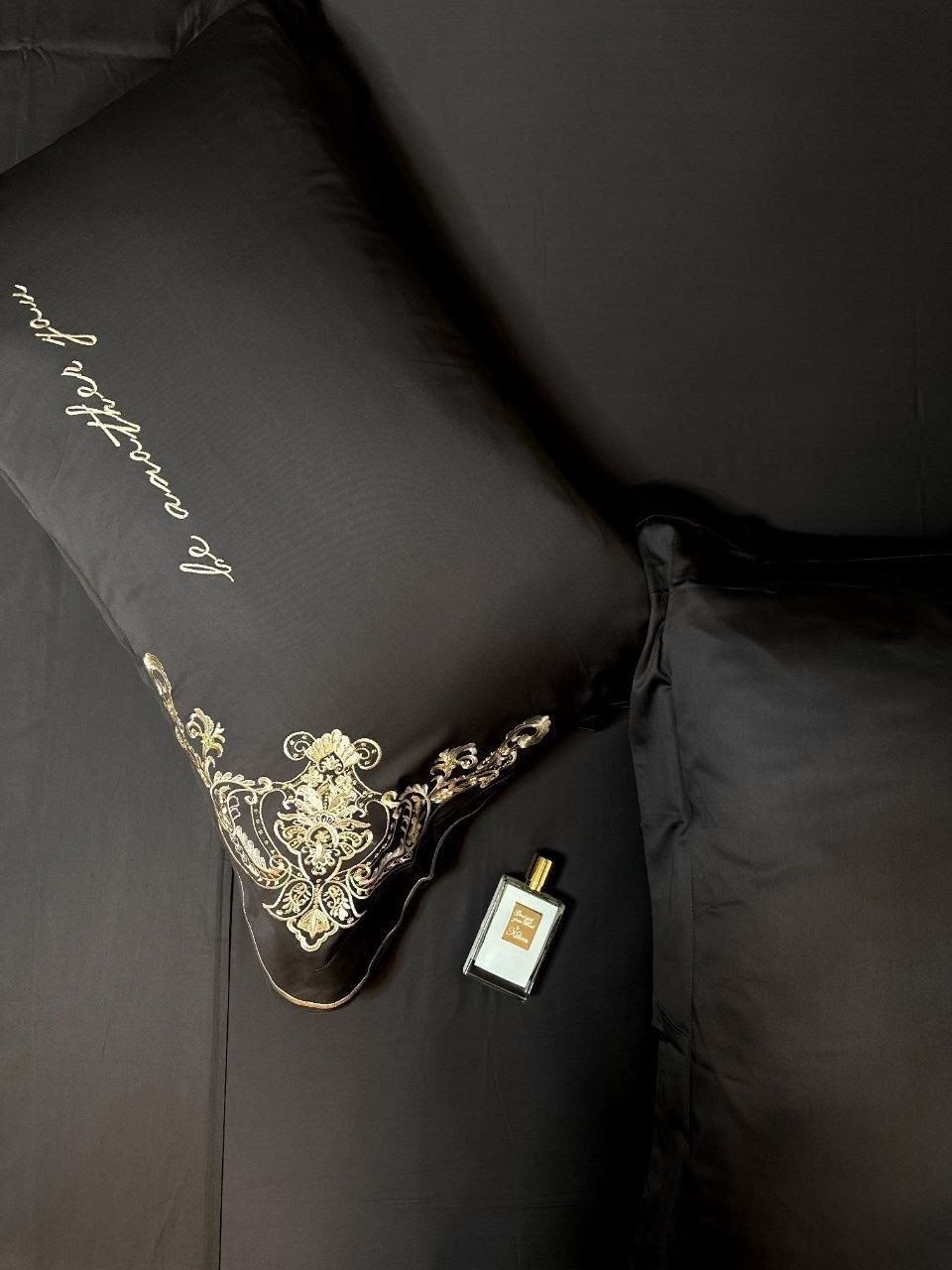 комплект постельного белья с вышивкой черный евро сатин,комплект постельного белья,комплект постельного белья сатин люкс евро,роскошный комплект постельного белья,комплект постельного белья с вышивкой