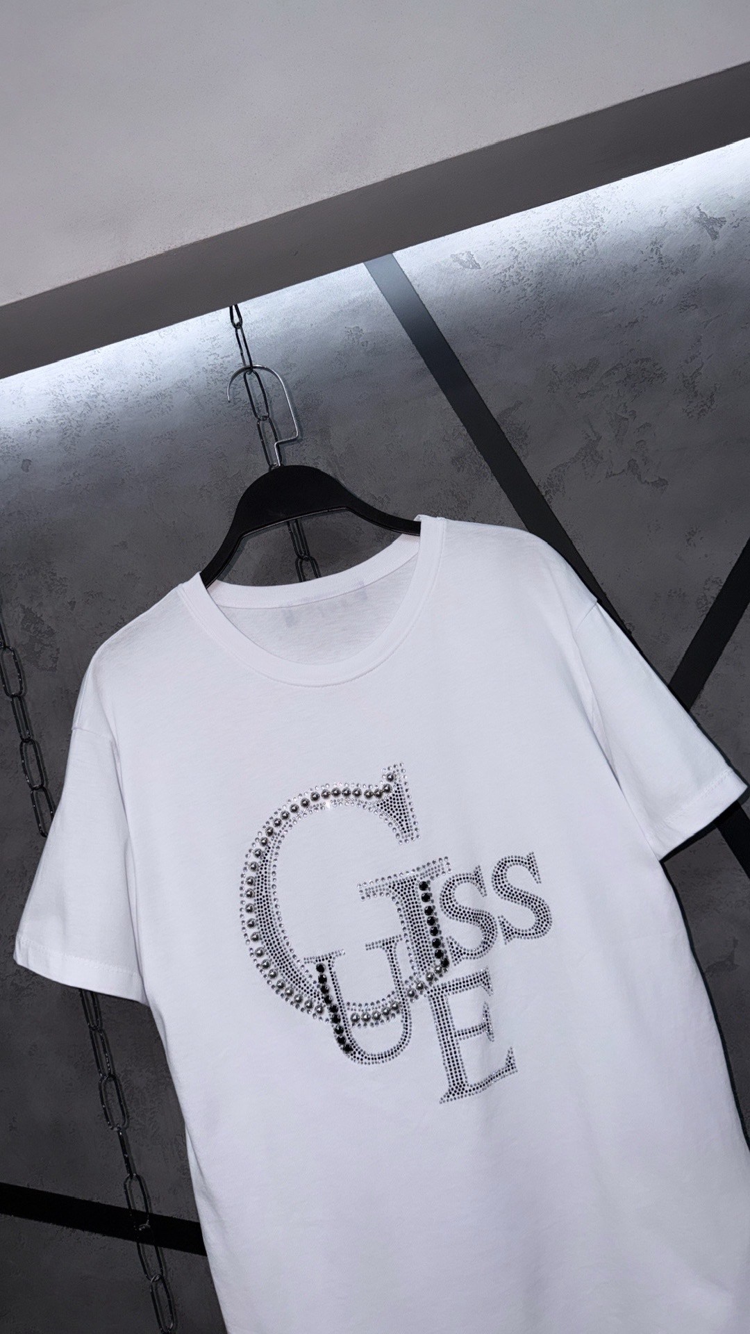 женские футболки guess,футболки женская,футболки и топы,стильная футболка,одежда футболка