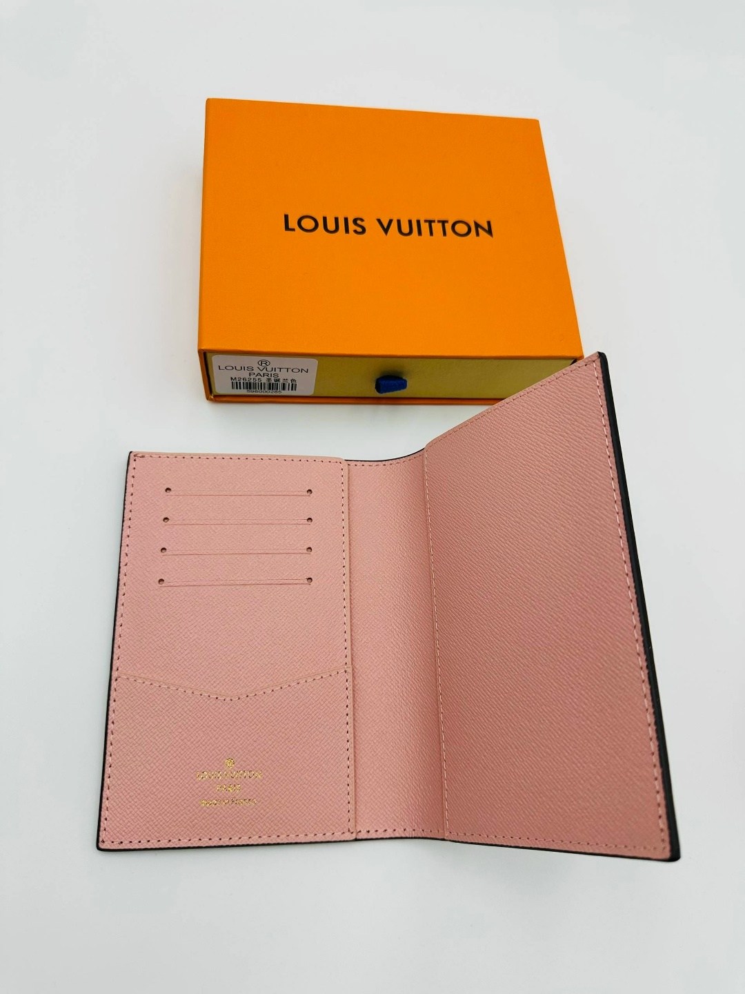 обложка для паспорта louis vuitton,обложка на паспорт louis vuitton print lion,чехол на паспорт луи виттон,обложка на паспорт louis vuitton tiamat,обложка для паспорта луи виттон