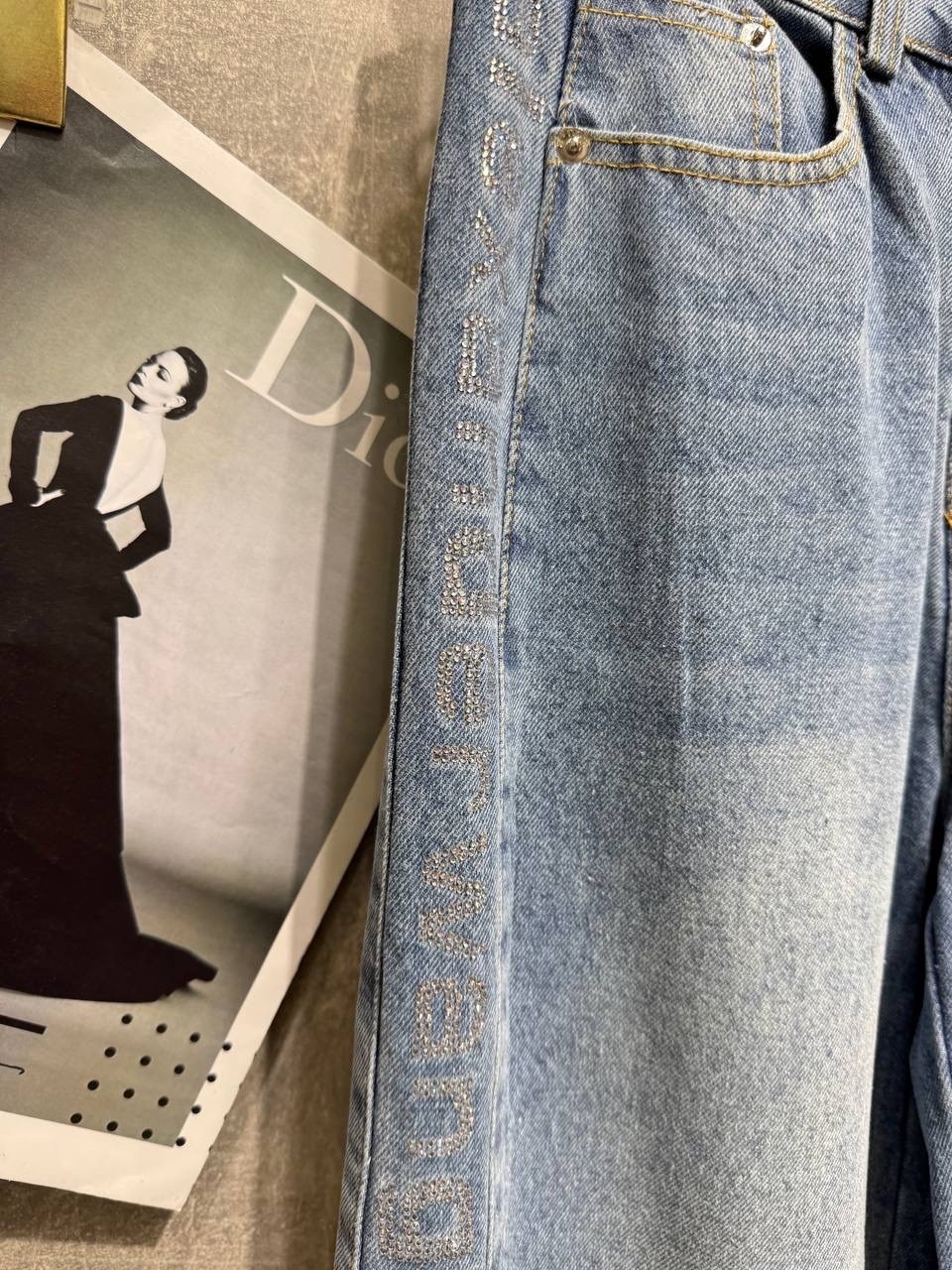 джинсы и жакет в стиле шанель,джинсы клеш,модные джинсы,твидовый жакет chanel с джинсами,модные образы