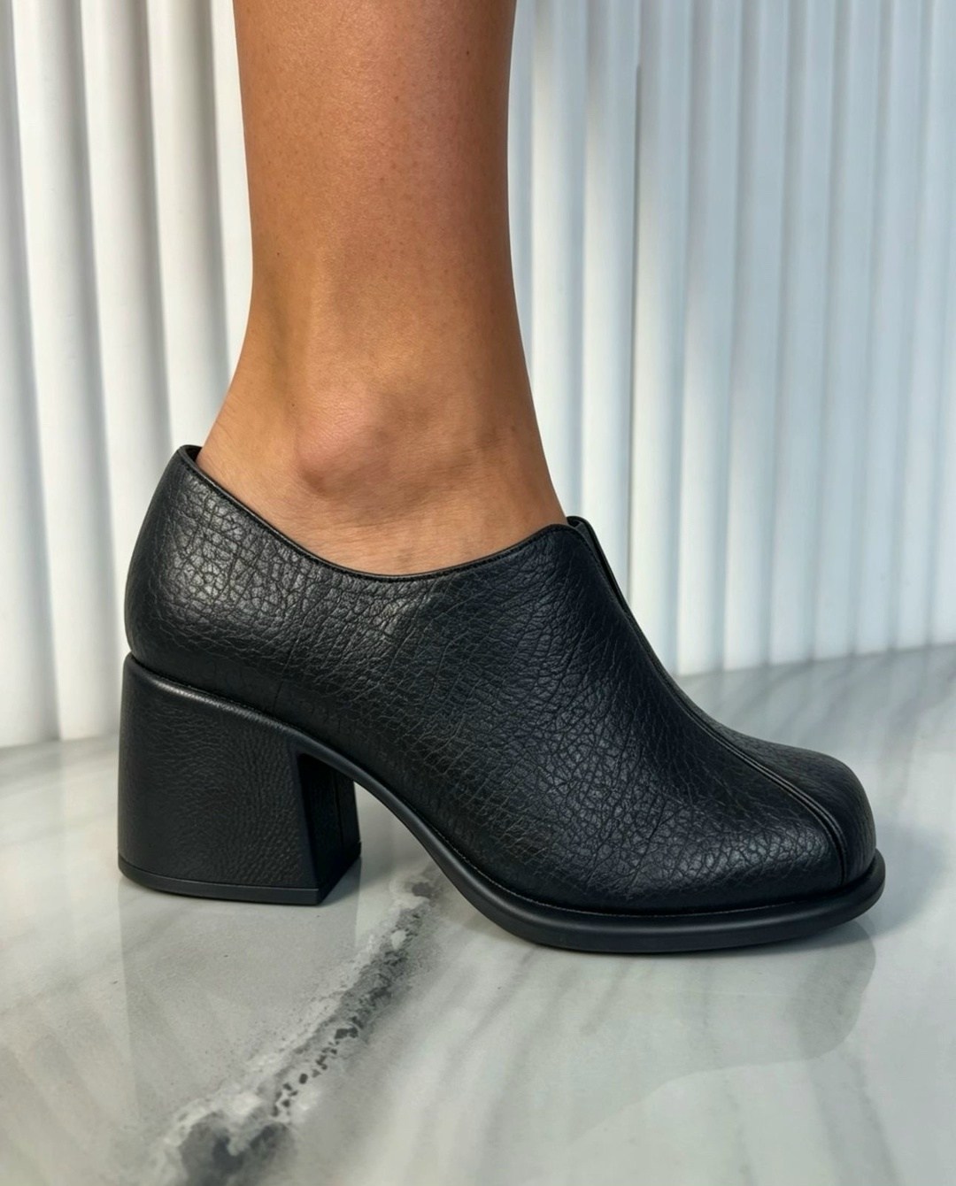 ,черные замшевые туфли на толстом каблуке,замшевые туфли,туфли женские замшевые,каблуки замшевые