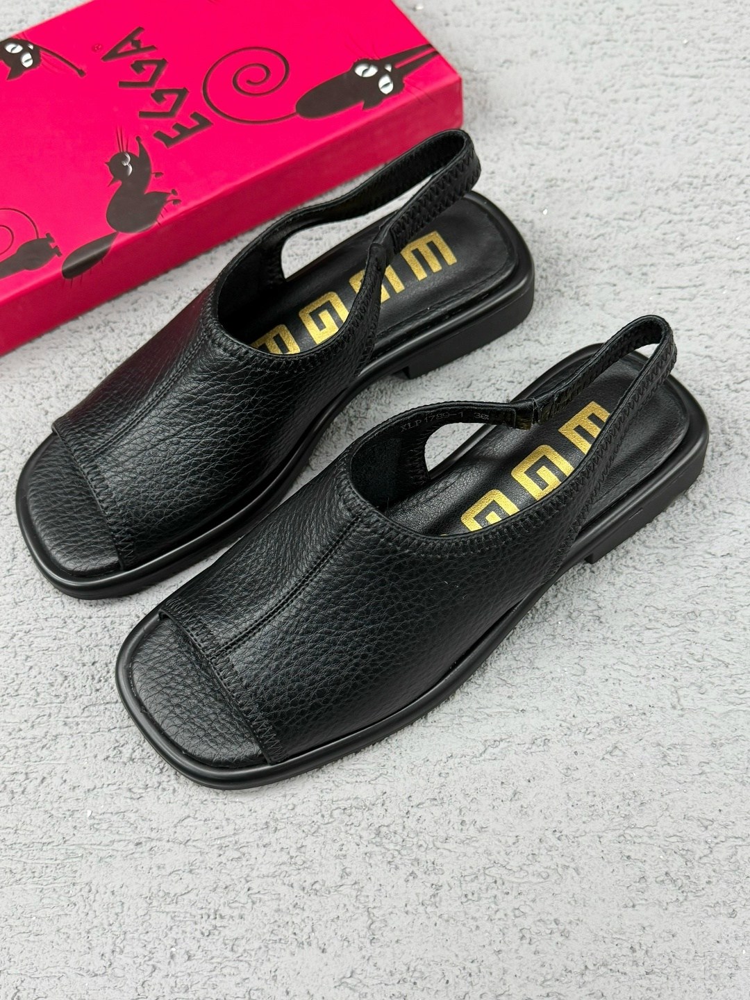 женские шлепанцы,тапочки кожаные,модные тапочки,модные шлепанцы,