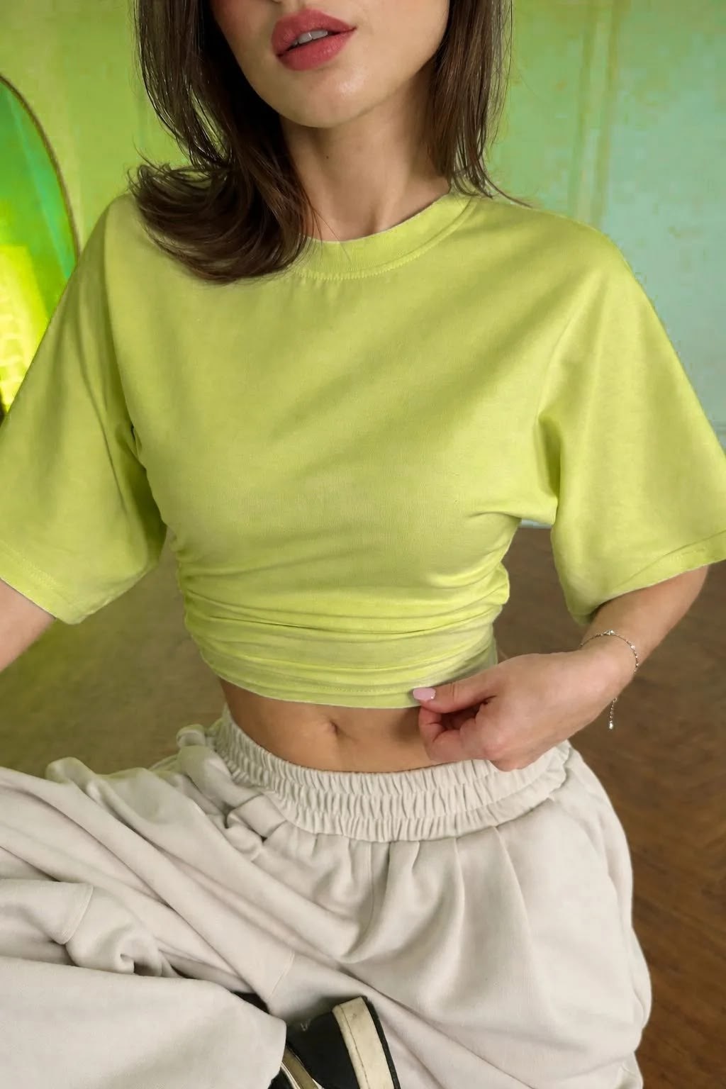 футболка укороченная оверсайз кроп топ,укороченная футболка,женская футболка,кроп топ,футболка женская укороченная