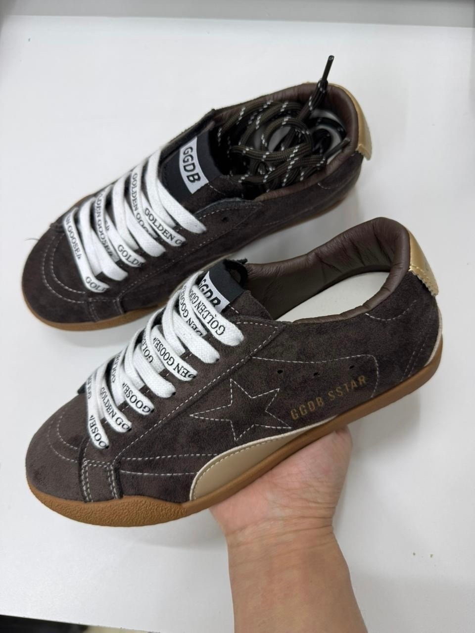 golden goose кроссовки super-star коричневый,golden goose кеды super-star с эффектом потертости коричневый,golden goose кеды superstar со вставками коричневый,коричневые кроссовки ball star golden goo