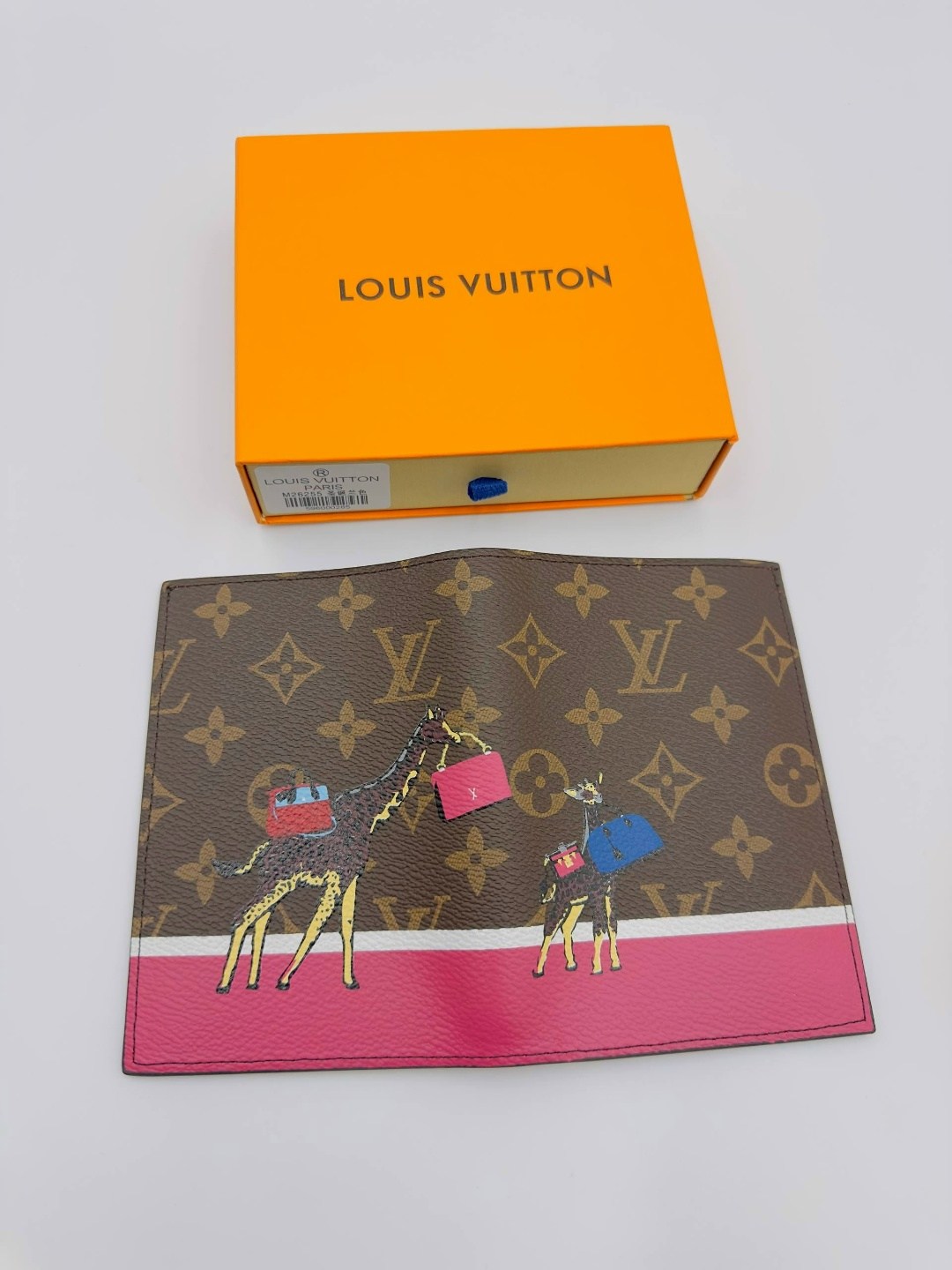 обложка для паспорта louis vuitton,обложка на паспорт louis vuitton print lion,чехол на паспорт луи виттон,обложка на паспорт louis vuitton tiamat,обложка для паспорта луи виттон