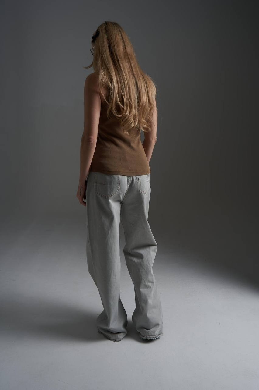 широкие женские джинсы,широкие джинсы,майка женская,джинсы стильные,широкие брюки