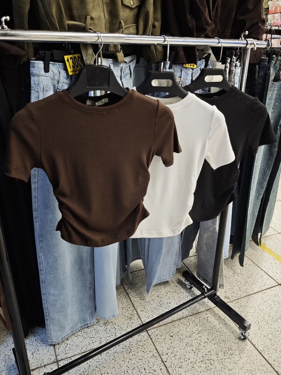 коричневая футболка женская,футболки женская,футболки модные,футболки для женщин,футболки и майки