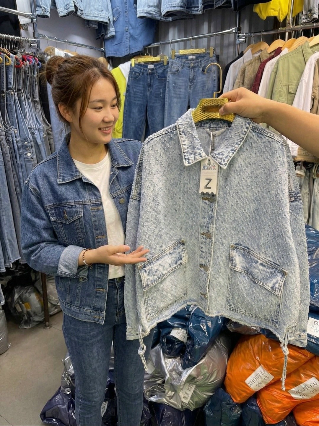 джинсовая куртка женская,джинсовая куртка,женская джинсовая куртка с большими карманами,модные джинсовые куртки,куртка джинсовая женская свободного покроя