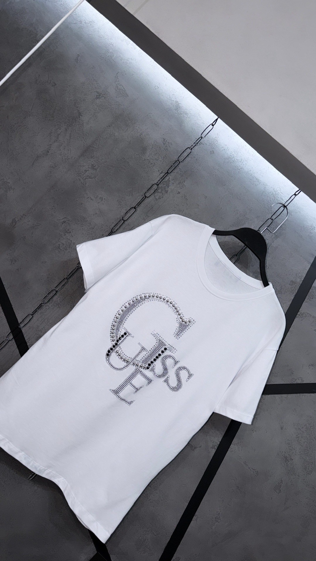 женские футболки guess,футболки женская,футболки и топы,стильная футболка,одежда футболка