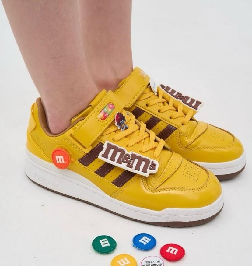 ,adidas forum 84 low коллаборация,кроссовки adidas,m&m’s x adidas forum low 84,кроссовки adidas original