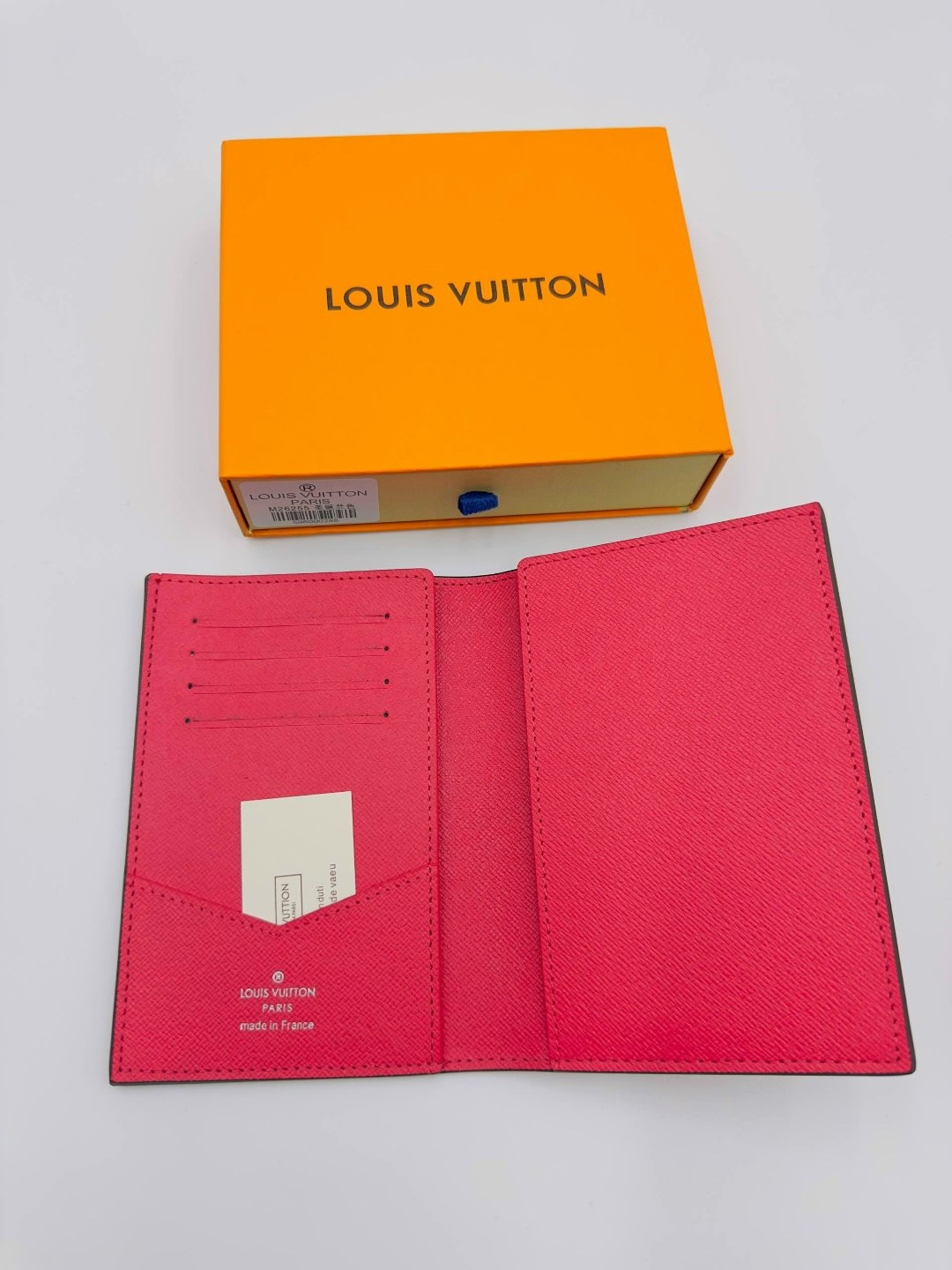 обложка для паспорта louis vuitton,обложка на паспорт louis vuitton print lion,чехол на паспорт луи виттон,обложка на паспорт louis vuitton tiamat,обложка для паспорта луи виттон