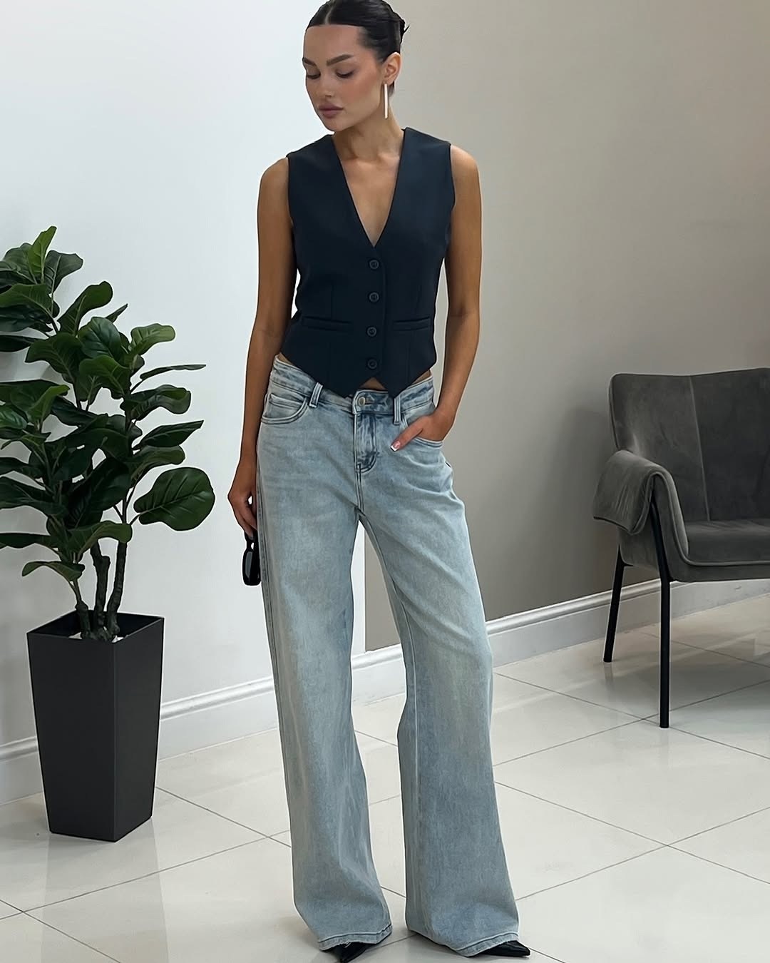 женские жилеты,широкие джинсы,широкие женские джинсы,голубые джинсы