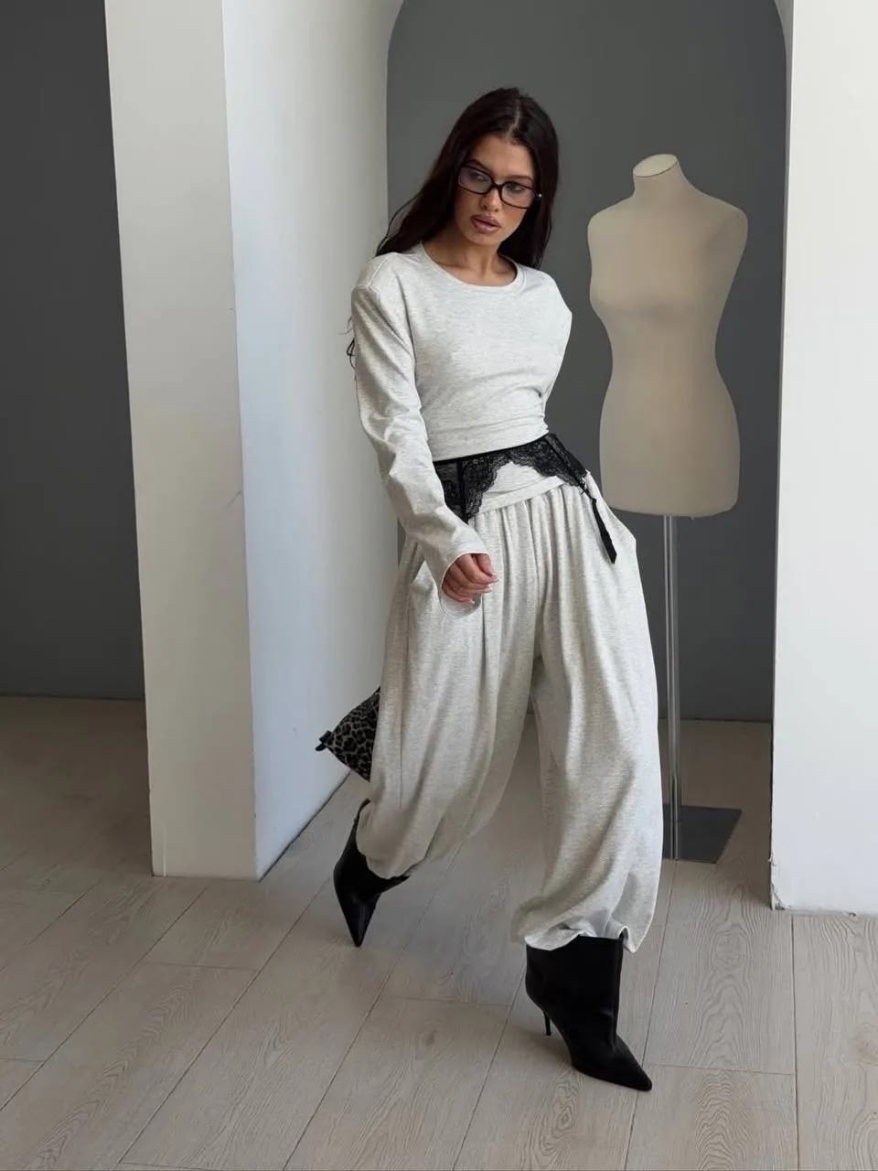 белый брючный костюм,брючный костюм,женский трикотажный брючный костюм,трикотажный брючный костюм,трикотажный костюм