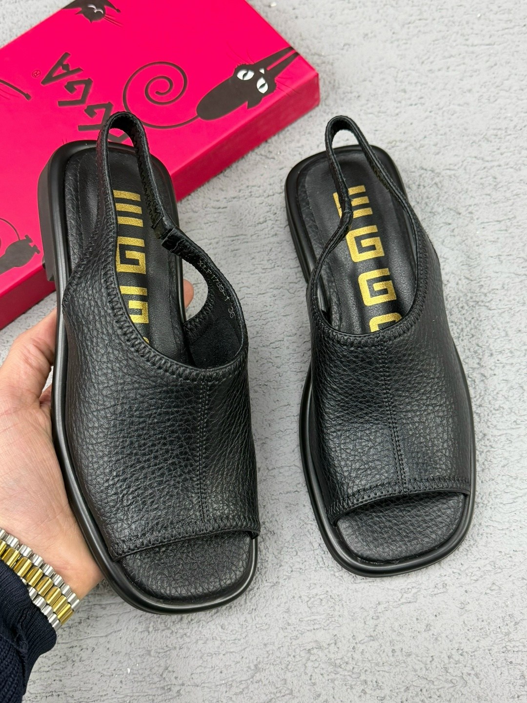 женские шлепанцы,тапочки кожаные,модные тапочки,модные шлепанцы,