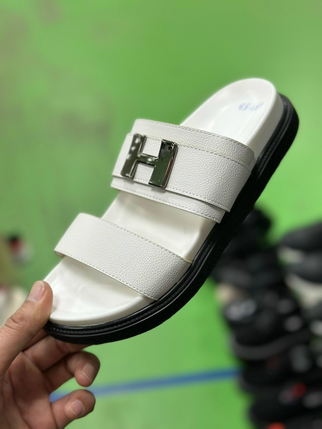 мужские шлепанцы,,кожаные шлепанцы,сандалии мужские,шлепки фенди