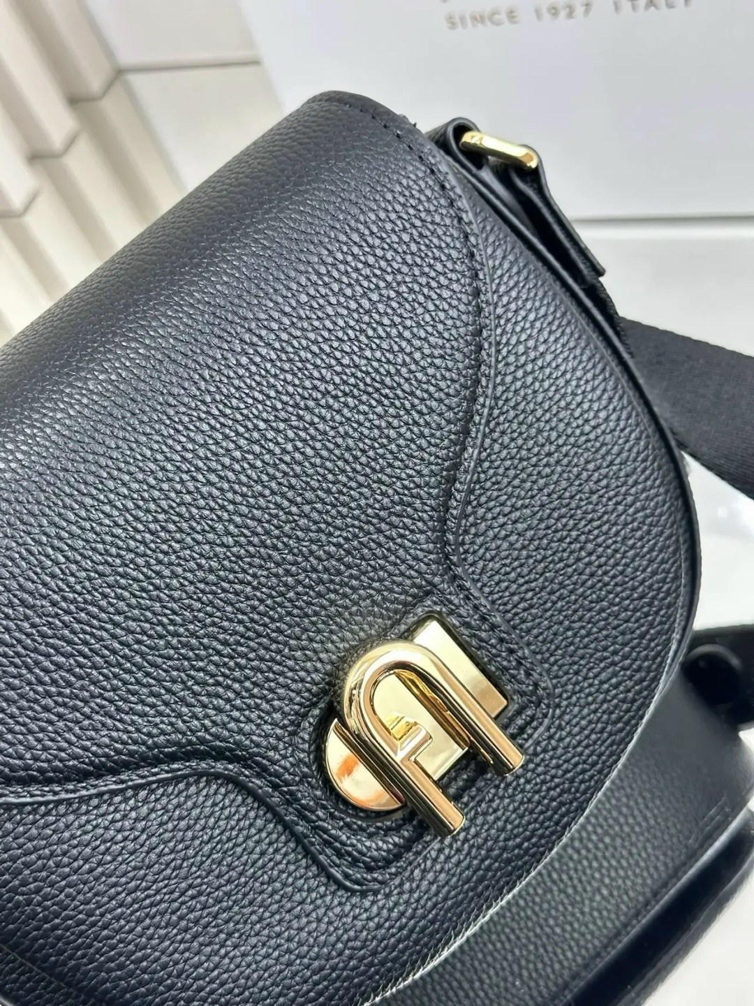 сумка furla,сумка женская furla,сумка через плечо furla lotus mini crossbody серо-бежевый,сумка фурла,сумка