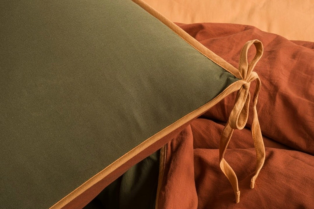 комплект постельного белья,постельное бельё,однотонное постельное белье,интерьер спальной,стильная спальня