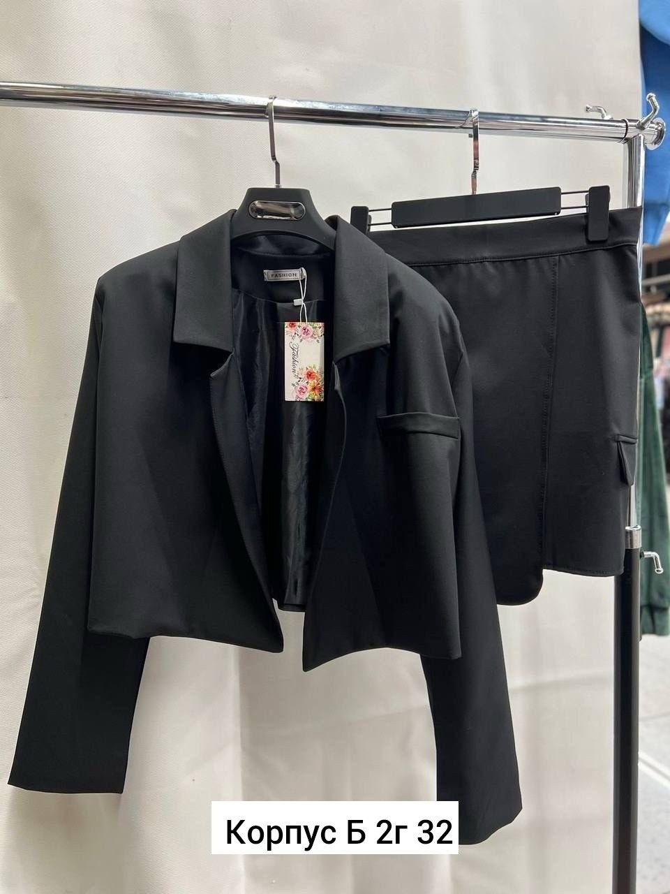 женские костюмы,женский костюм двойка,костюм двойка,костюм пиджак,костюм юбка в складку и пиджак укороченный