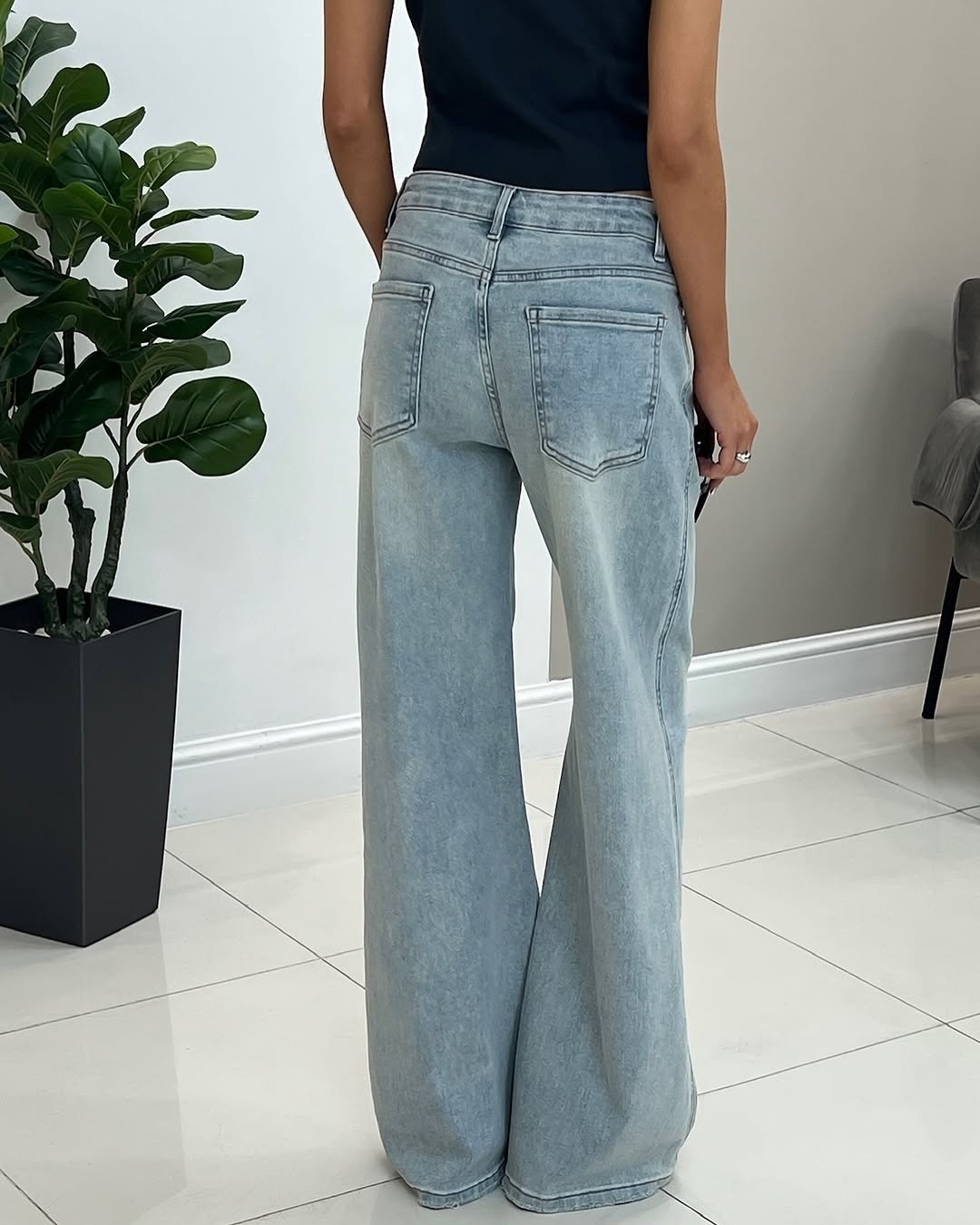 женские жилеты,широкие джинсы,широкие женские джинсы,голубые джинсы