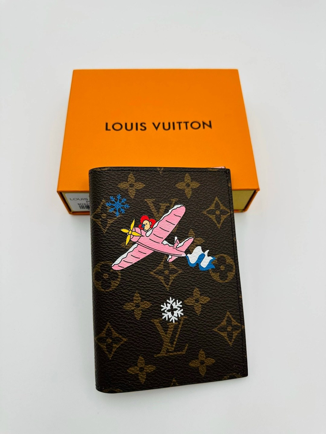 обложка для паспорта louis vuitton,обложка на паспорт louis vuitton print lion,чехол на паспорт луи виттон,обложка на паспорт louis vuitton tiamat,обложка для паспорта луи виттон