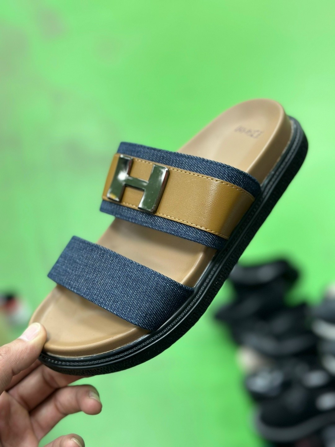 мужские шлепанцы,,кожаные шлепанцы,сандалии мужские,шлепки фенди