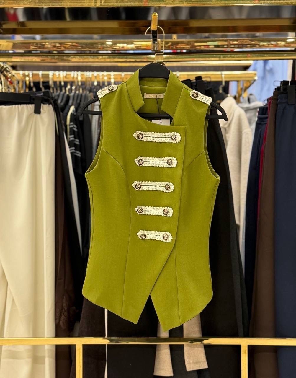 приталенная жилетка,военный жилет,жилет на пуговицах,женская жилетка,жилет