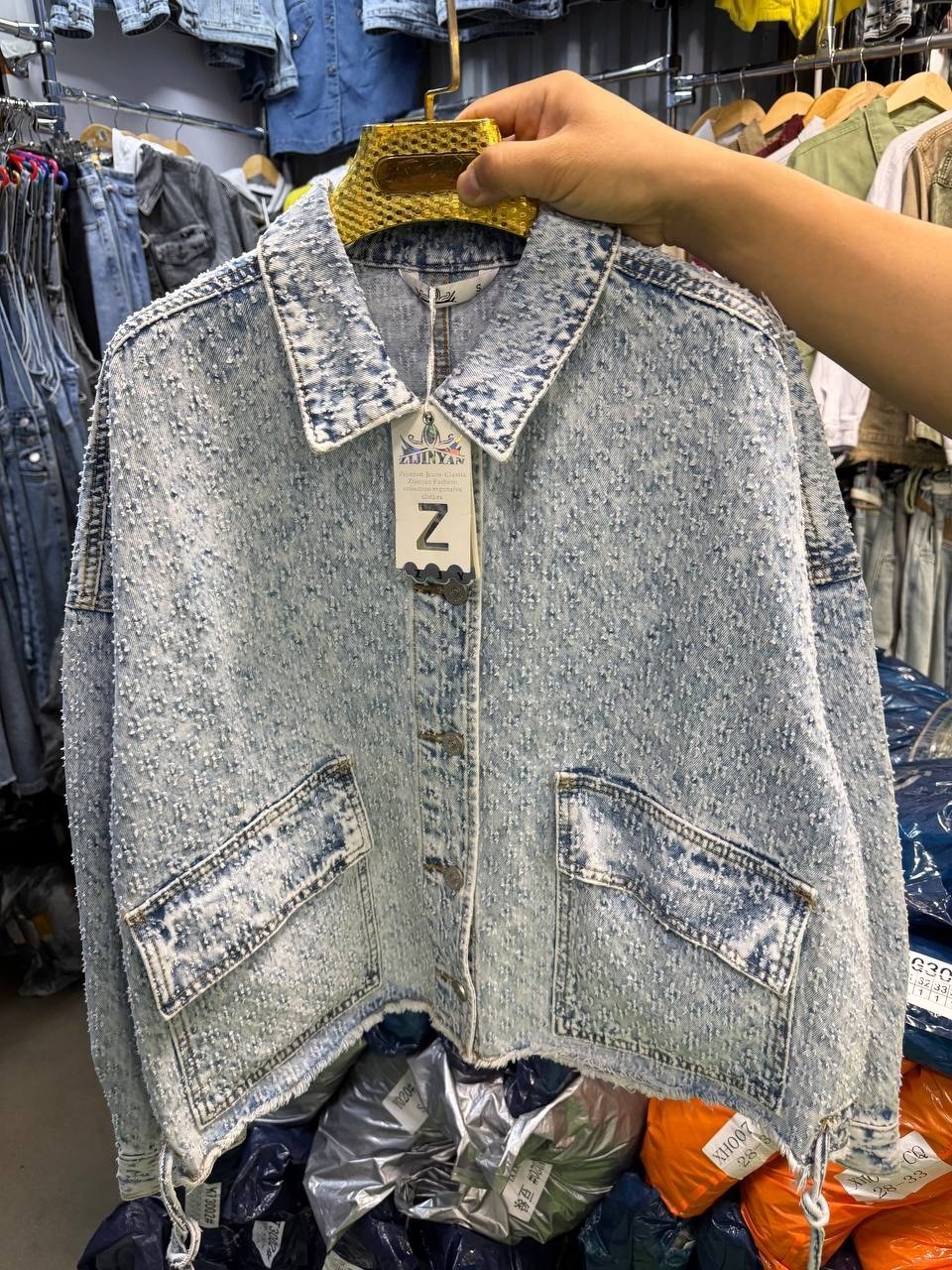 джинсовая куртка женская,джинсовая куртка,женская джинсовая куртка с большими карманами,модные джинсовые куртки,куртка джинсовая женская свободного покроя
