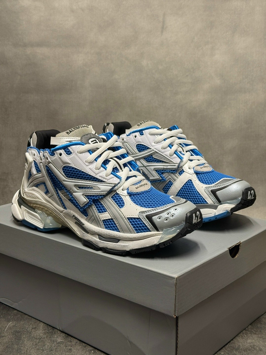 кроссовки balenciaga,мужские кроссовки balenciaga runner черный серый,кроссовки баленсиага серебряные мужские,модные мужские джинсы,кроссовки balenciaga runner