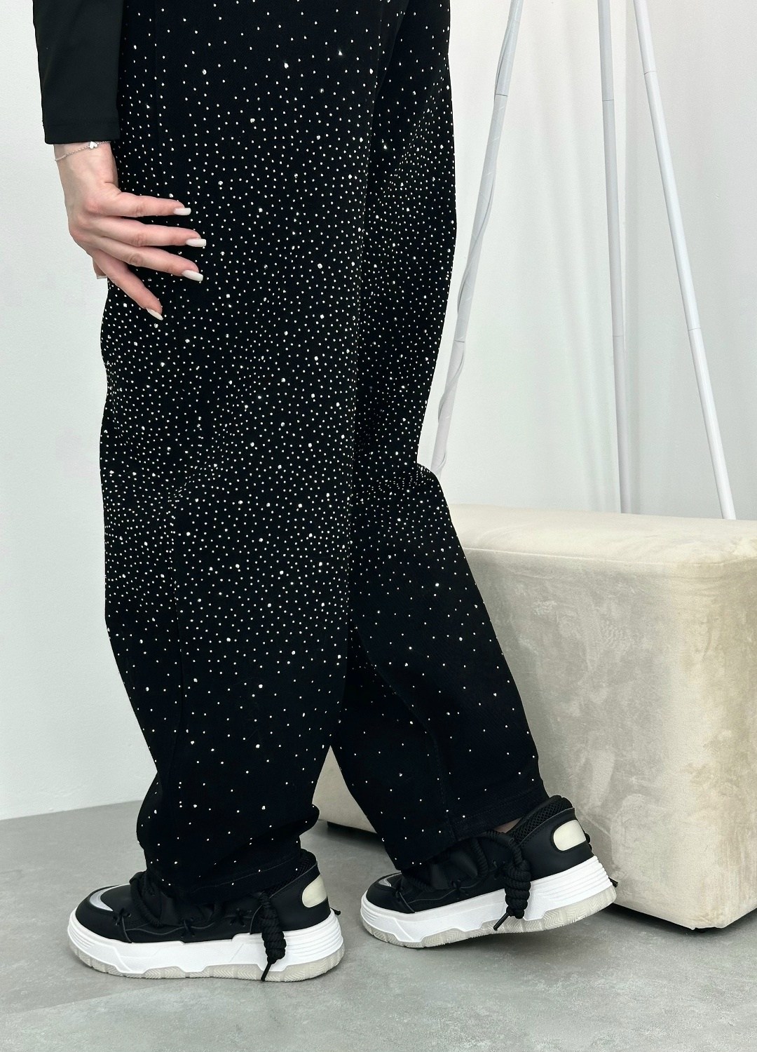 джинсы со стразами,женские джинсы со стразами,джинсы со стразами в золла,джинсы широкие трубы со стразами,джинсы прямые со стразами черные le o 222675248