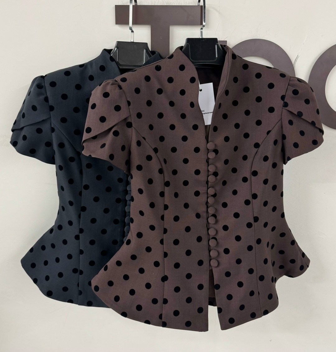 блузка с оборками,блузка стильная,женская блузка,приталенный жакет,жакет с баской