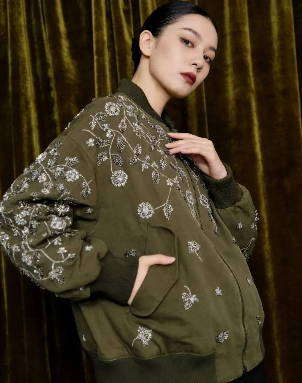 бомбер с вышивкой,куртка с вышивкой,женская куртка бомбер,куртка-бомбер,куртка женская