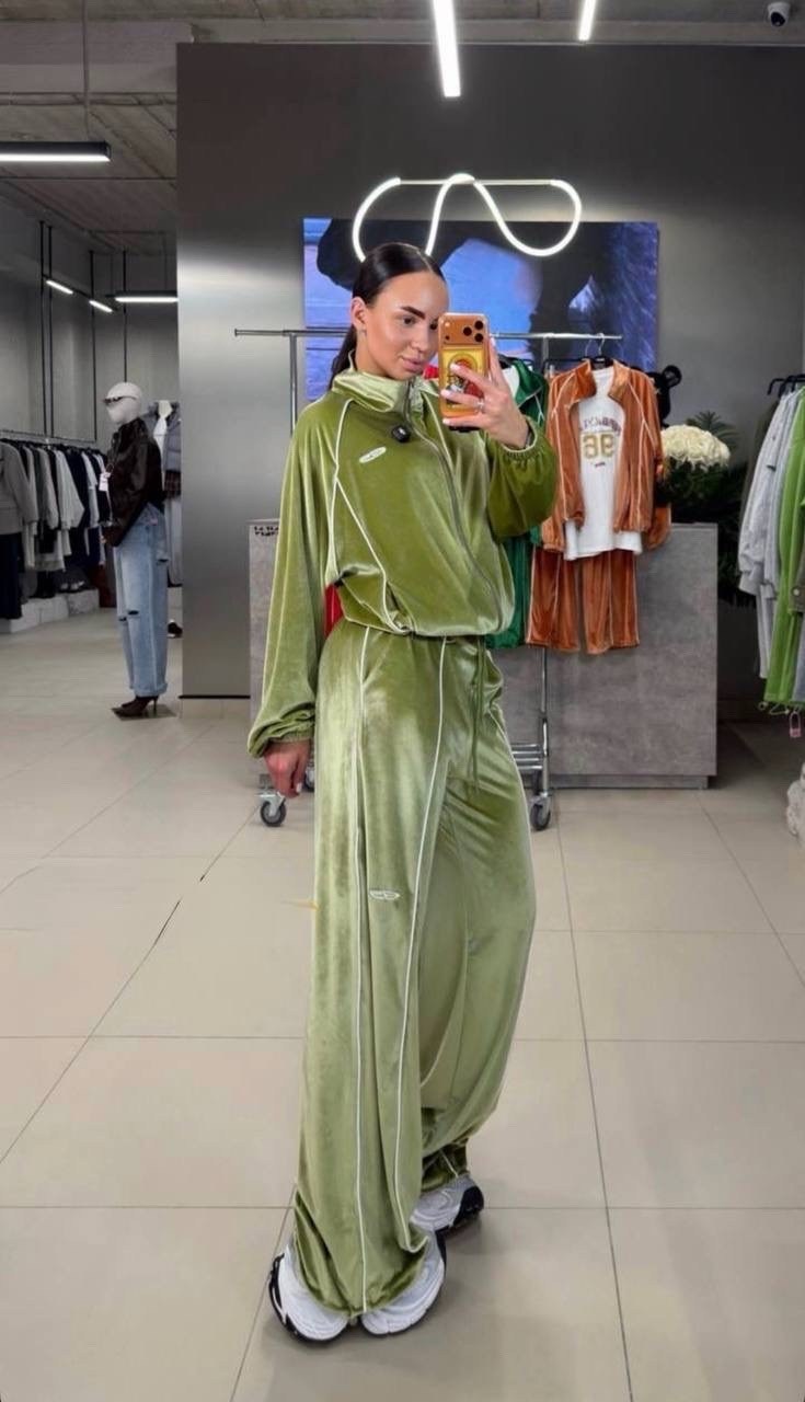 велюровый спортивный костюм,велюровый костюм,велюровый костюм женский,спортивный костюм женский велюровый,велюровый костюм с короткой толстовкой issa plus