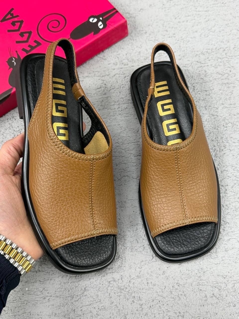 тапочки кожаные,модные тапочки,женские шлепанцы,тапочки на плоской подошве,