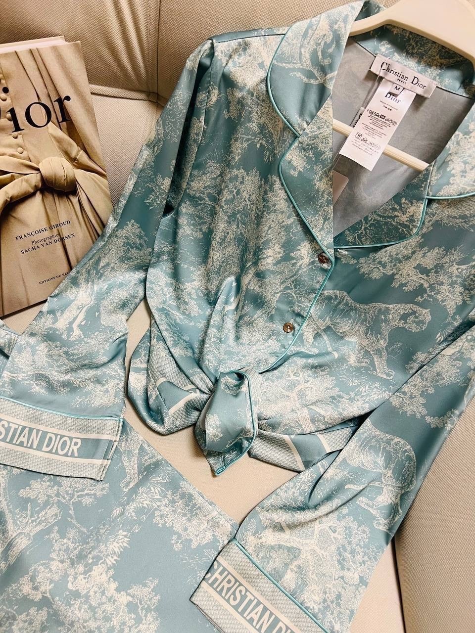 пижама женские,костюм в пижамном стиле,атласные пижамы с принтом,пижама женская шелковая со штанами,пижама dior
