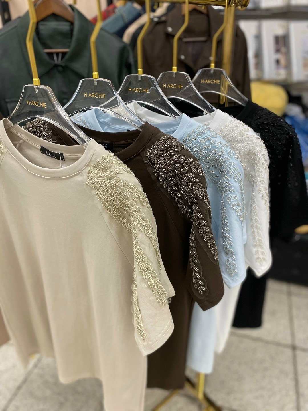 футболка со стразами,футболки с погонами,женская футболка со стразами,женская футболка,футболки модные