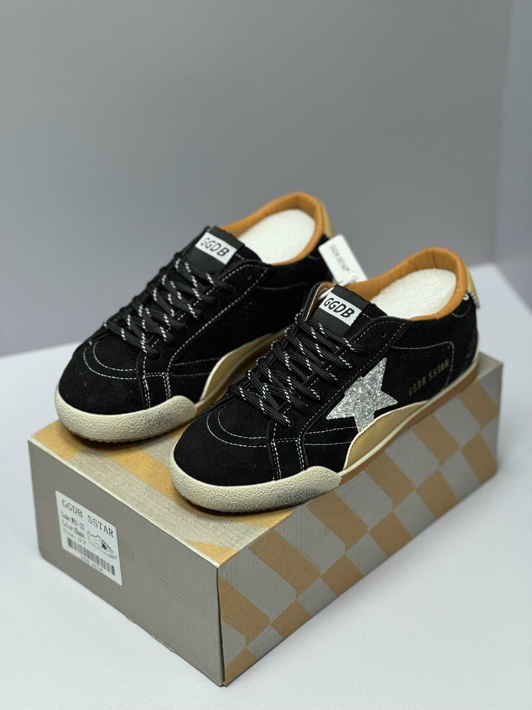 замшевые кроссовки ball star golden goose черный,кеды super-star с блестками golden goose черный,кеды hi star с блестками golden goose черный,кроссовки golden goose super-star черный,кроссовки golden