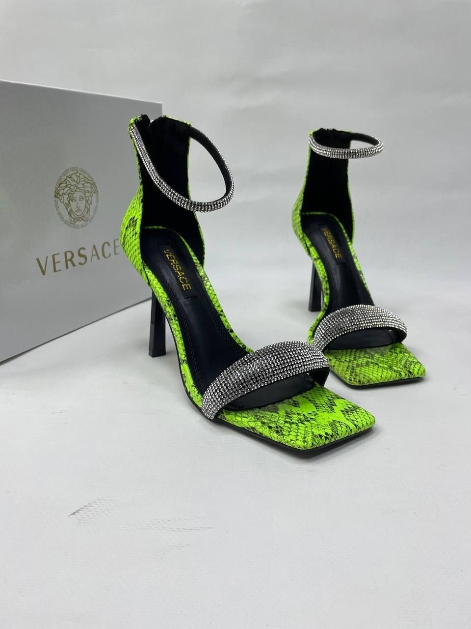 босоножки versace,босоножки версаче,версаче босоножки блестящие,босоножки версаче джинс кутюр,босоножки открытые