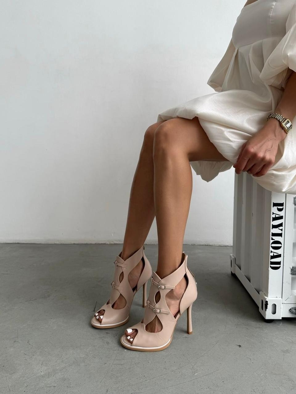 босоножки на каблуках,босоножки с каблуком кристиан диор,сандалии на каблуке,кожаные босоножки,каблуки туфли