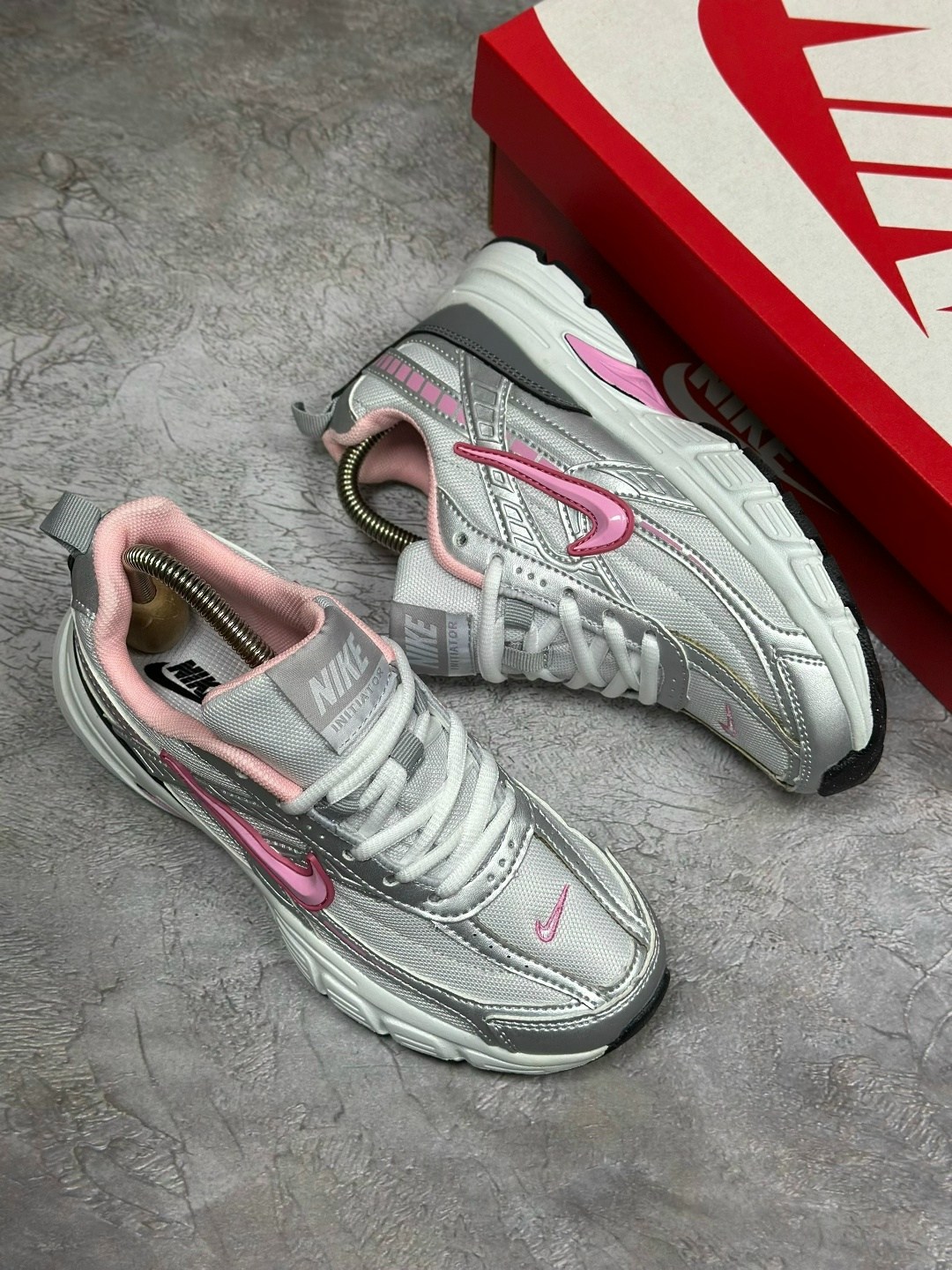 кроссовки nike initiator,женские беговые кроссовки initiator от finish line nike белый,кроссовки nike,кроссовки женские nike initiator белые,кроссовки