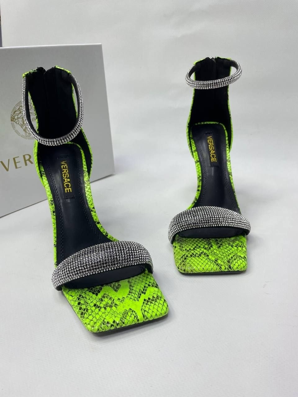 босоножки versace,босоножки версаче,версаче босоножки блестящие,босоножки версаче джинс кутюр,босоножки открытые