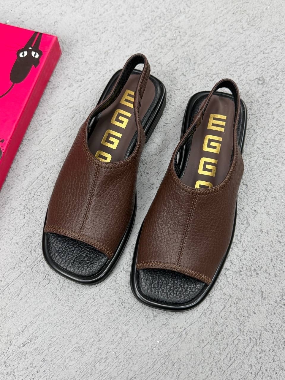 тапочки кожаные,модные тапочки,женские шлепанцы,тапочки на плоской подошве,