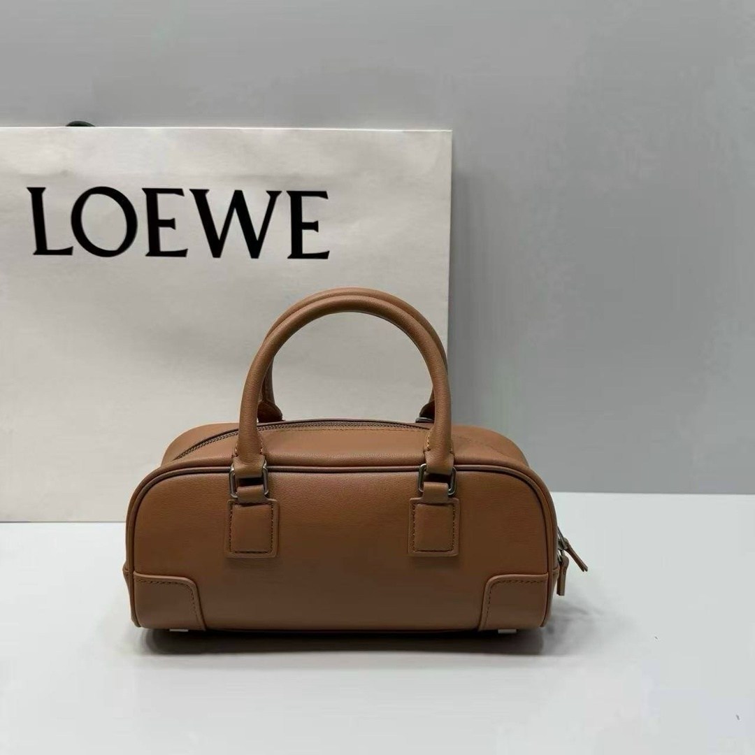 loewe сумка,сумка женская loewe кожаная с ручками,женская сумка,сумка loewe классическая,модная сумка
