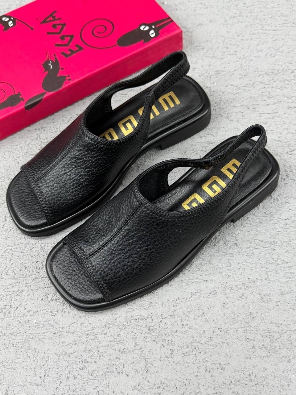 тапочки кожаные,модные тапочки,женские шлепанцы,тапочки на плоской подошве,