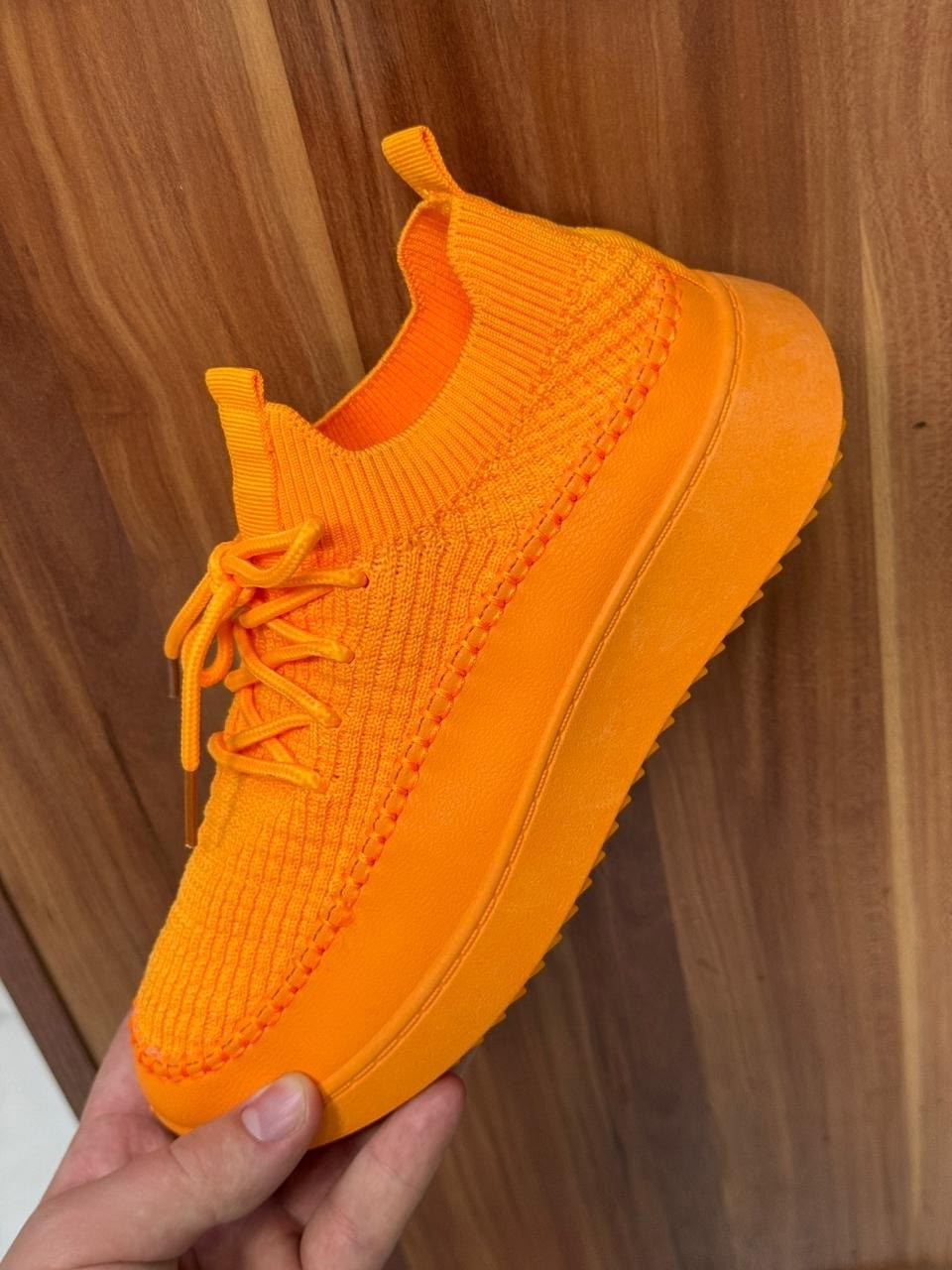 кроссовки женские,кроссовки оранжевые,,кроссовки популярные,изи кроссовки