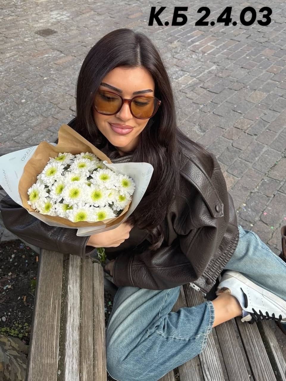 девушка,букет ромашек,кожаная куртка,букет из ромашек,цветами