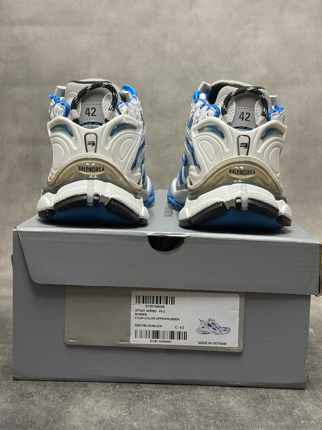 кроссовки balenciaga,мужские кроссовки balenciaga runner черный серый,кроссовки баленсиага серебряные мужские,модные мужские джинсы,кроссовки balenciaga runner