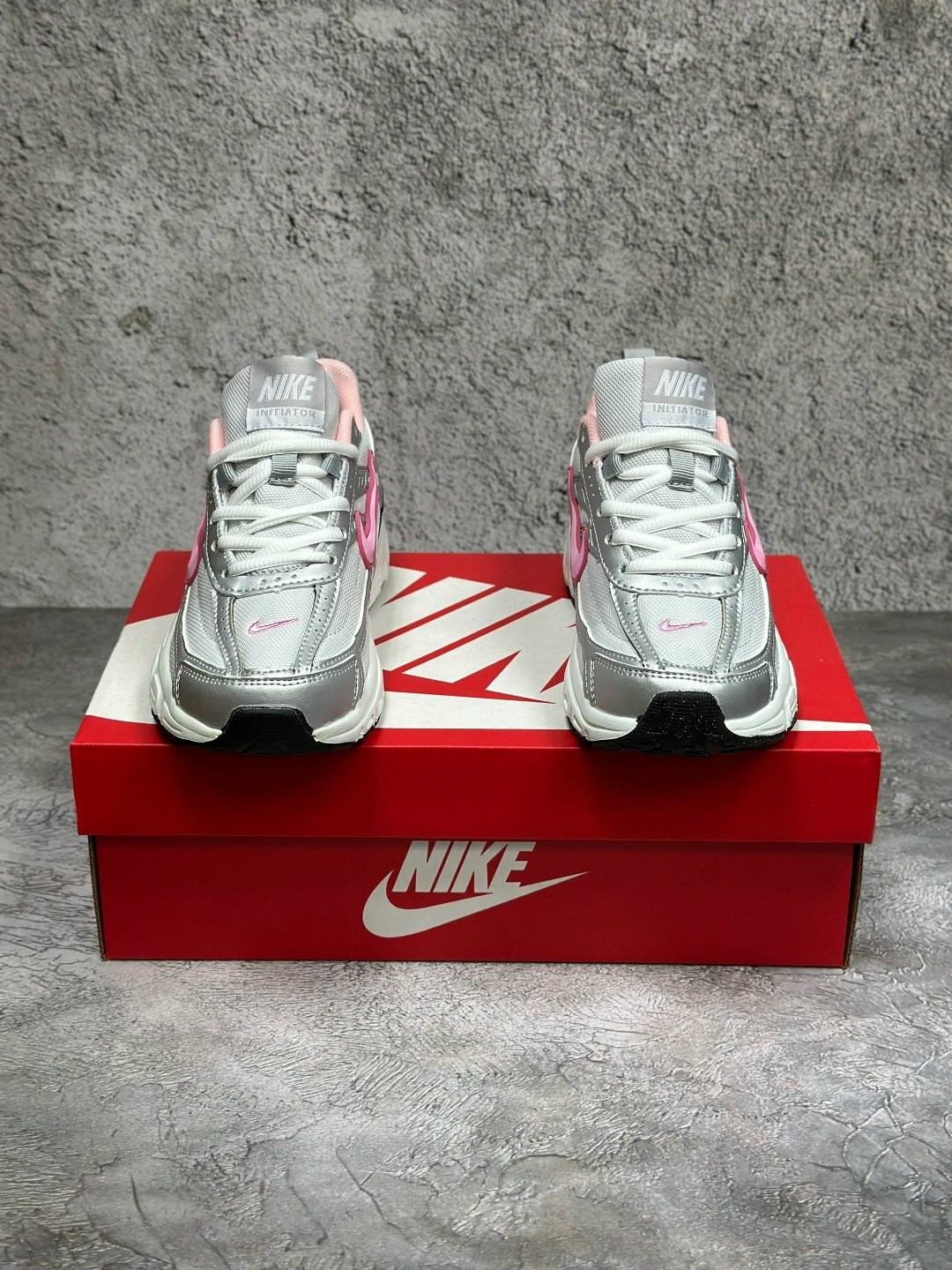 кроссовки nike initiator,женские беговые кроссовки initiator от finish line nike белый,кроссовки nike,кроссовки женские nike initiator белые,кроссовки