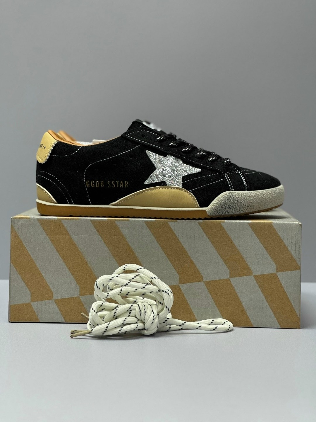 замшевые кроссовки ball star golden goose черный,кеды super-star с блестками golden goose черный,кеды hi star с блестками golden goose черный,кроссовки golden goose super-star черный,кроссовки golden